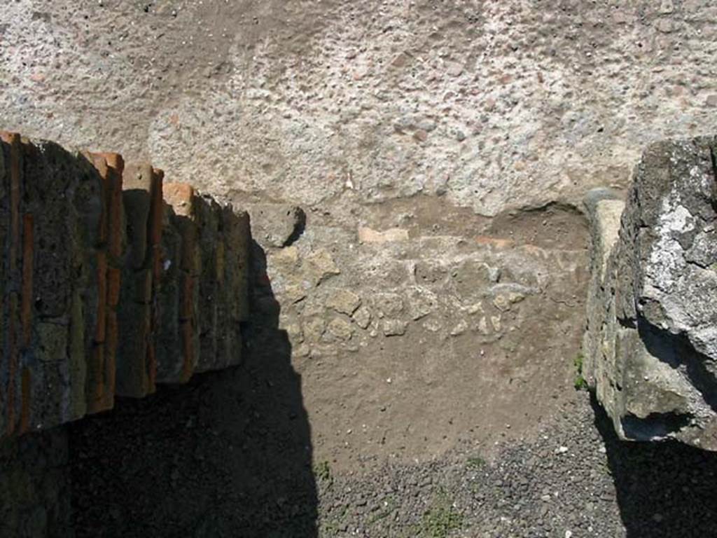 V.25, Herculaneum. May 2003. Looking at detail of threshold of entrance doorway.
Photo courtesy of Nicolas Monteix.